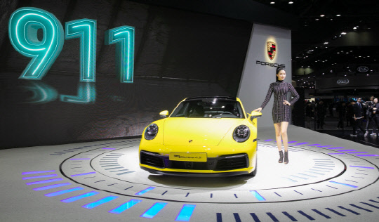 포르쉐가 28일 경기도 고양 킨텍스에서 열린 2019 서울모터쇼 미디어 공개 행사에서 8세대 신형 911을 공개했다. 사진은 차량을 배경으로 기념촬영을 하고 있는 모델의 모습. 박동욱기자 fufus@